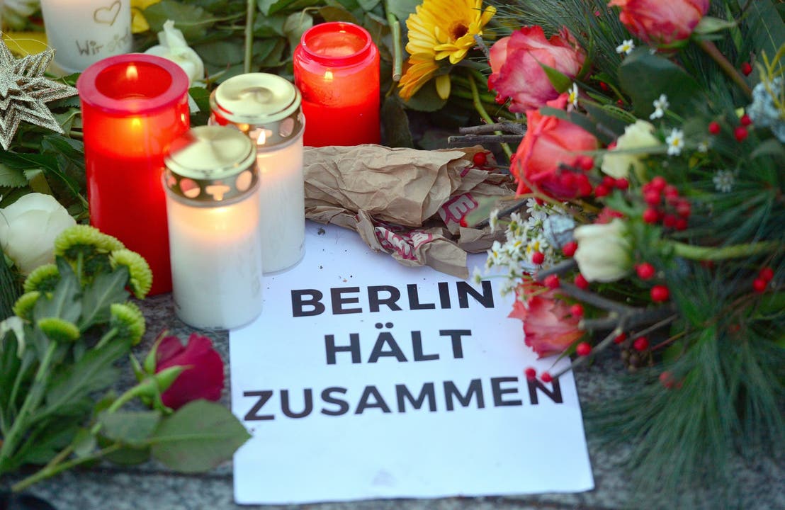"Ich bin ein Berliner": Berliner legen Kerzen nieder - mit Botschaften an die Terroristen.