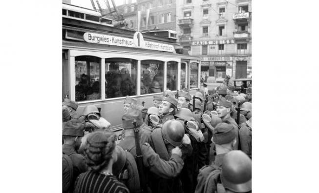 Allgemeine Mobilmachung: Soldaten drängen am 2. September 1939 in Zürich in ein Tram. Foto: Keystone
