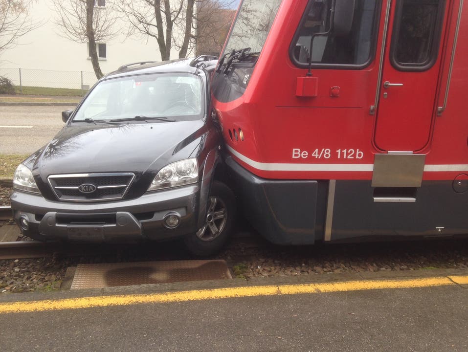19. Februar 2014: Dieses Auto wird vom Bipperlisi noch ein Stück vor sich hergeschoben. Der Fahrer bleibt unverletzt.