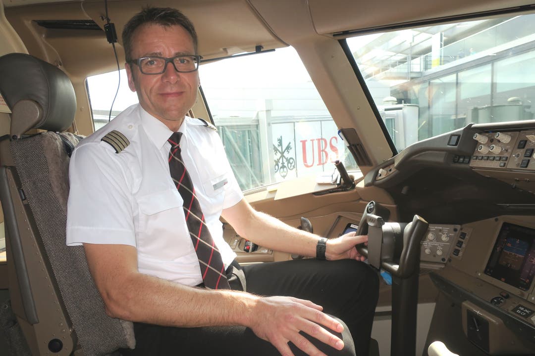 Der Dietiker Swiss-Pilot Peter Tilly erklärt das Cockpit der Boeing 777