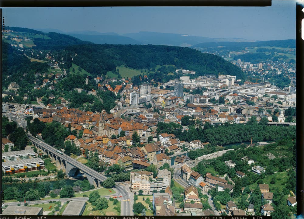 Baden 1980 von Osten. Im Bild: Die Altstadt, die Hochbrücke, die Limmat, rechts im Bild der Elektrotechnikkonzern BBC.
