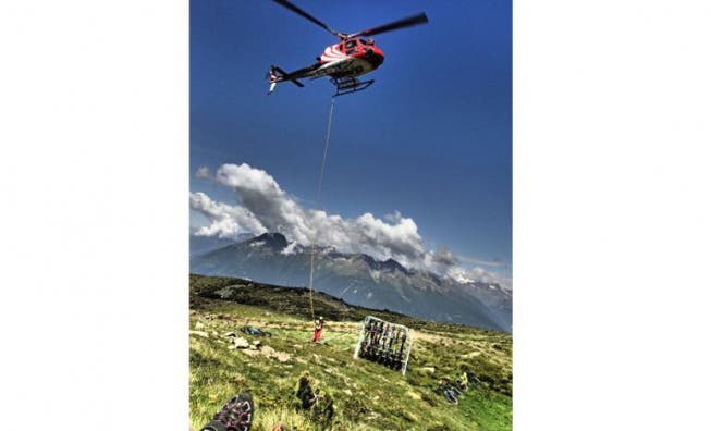 Abenteuer auf höchstem Niveau: Der Helikopter bringt Bikes und Fahrer auf den Monte Varadega (2634 m), dann gehts los auf die 2000 Höhenmeter lange Abfahrt. Foto: Caroline Doka