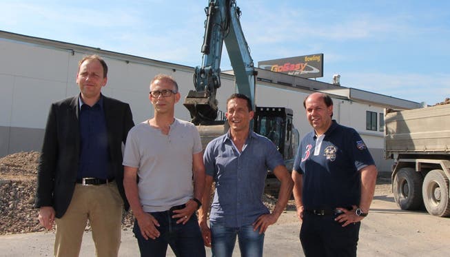 Christian Villiger (links) beim Spatenstich zum Bau des Hallensportzentrums am 28. Mai 2015. AG». -RR-