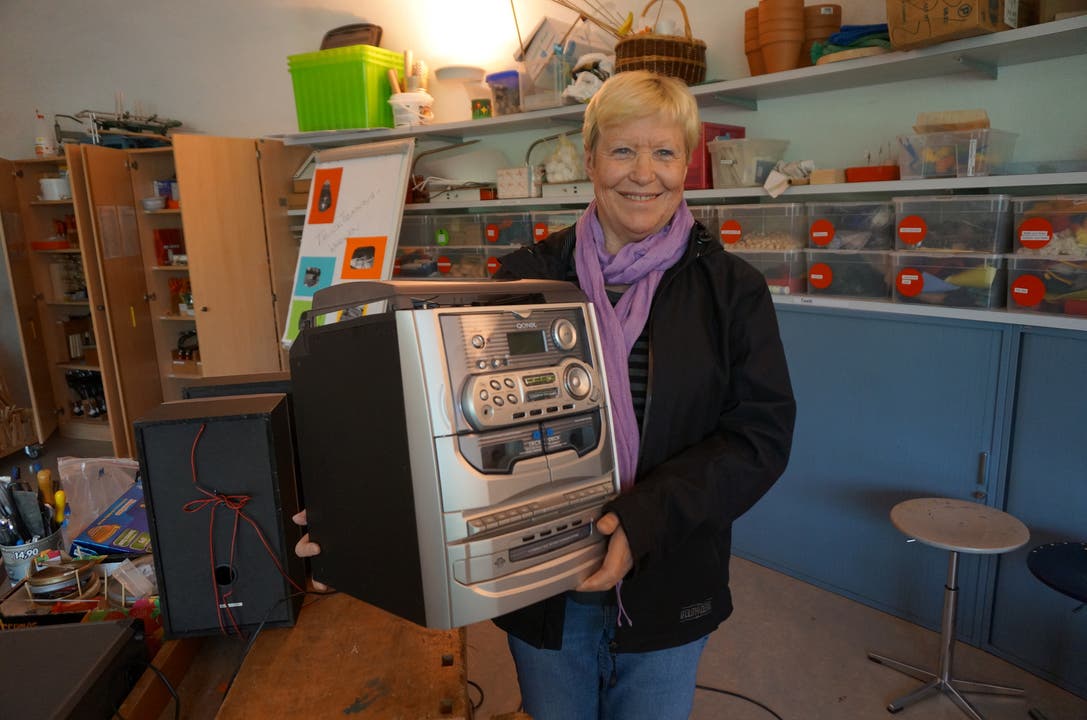 Besucherin Erika Knob ist happy - ihre 25-jaehrige Stereoanlage laeuft wieder einwandfrei - Antenne geloetet und Verschluss des Kasettendecks geflickt