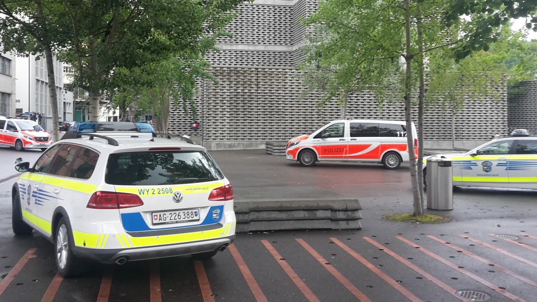 Nach einem verdächtigen Telefonanruf sichert die Polizei die Berufsschule Baden ab.