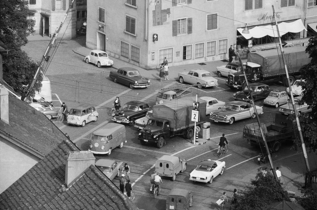 Verkehr anno 1961: Im Hintergrund sieht man die alte Cordulapost mit dem Bild des abgebrochenen Mellingerturms. Rechts daneben der legendäre Lebensmittelladen Moneta. Die beiden Häuser wurden 1984 durch die neue «Porta Moneta» ersetzt.