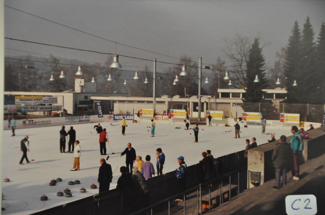 Volkssportart: Die Limmattaler Curler spielten auch auf der Kunsteisbahn Weihermatt. Curling Club Limmattal 50 Jahre alte Bilder