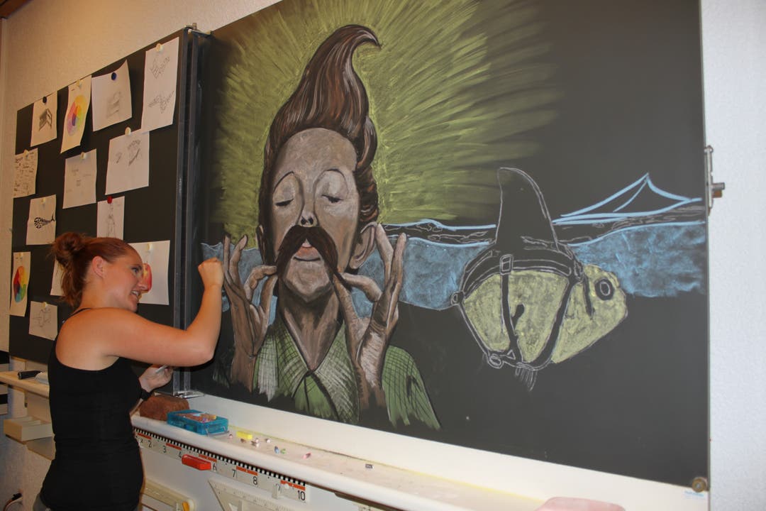 Lehrerin Melanie Moy zeichnet ein neues Bild, das die Wandtafel ein Jahr lang schmücken wird