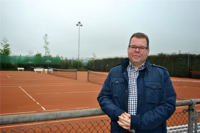 Peter Lüscher, Präsident des Tennisclubs Möhlin, arbeitet mit seinen Mitstreitern für eine feste Tennishalle. Nadine Böni