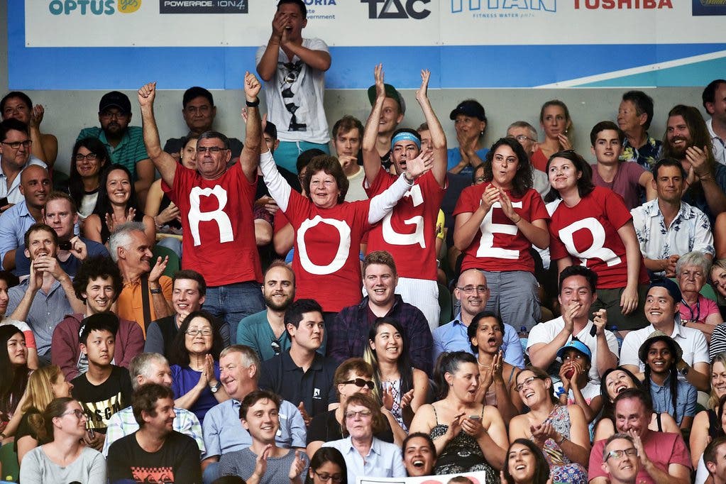 Viele Fans in der Rod Laver Arena stehen hinter Roger Federer - das bekommt man auch lautstark zu hören.