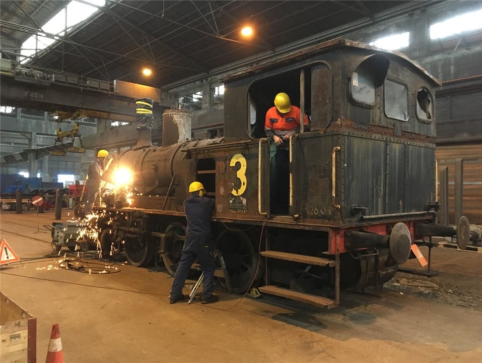 Die historische Dampflokomotive SCB 41 wurde am Wochenende im luzernischen Emmenbrücke für den Transport nach Landquart klargemacht.