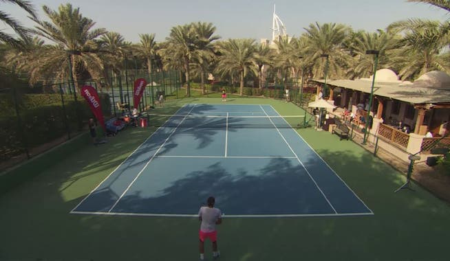 Roger Federer beim harten Training in der Sonne von Dubai