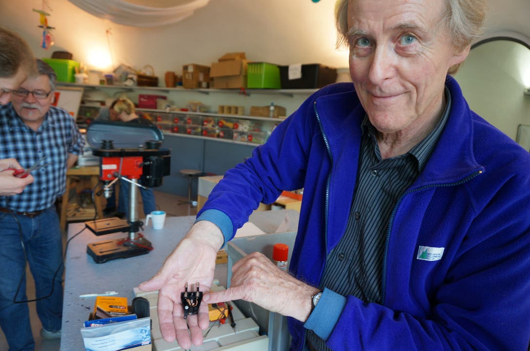 Freiwilliger Helfer und Hobby-Mechaniker John Weber zeigt hier einen falsch abisolierten Kabelstecker