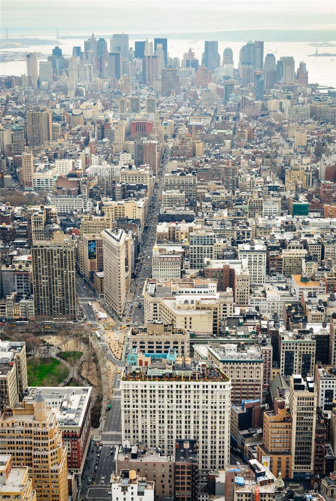 Das Häusergewimmel von Manhattan mit der 5th Avenue Richtung Finanzzentrum ist auch Sinnbild für die Erzählweise von Garth Risk Hallberg in seinem Roman «City On Fire».Thinkstock