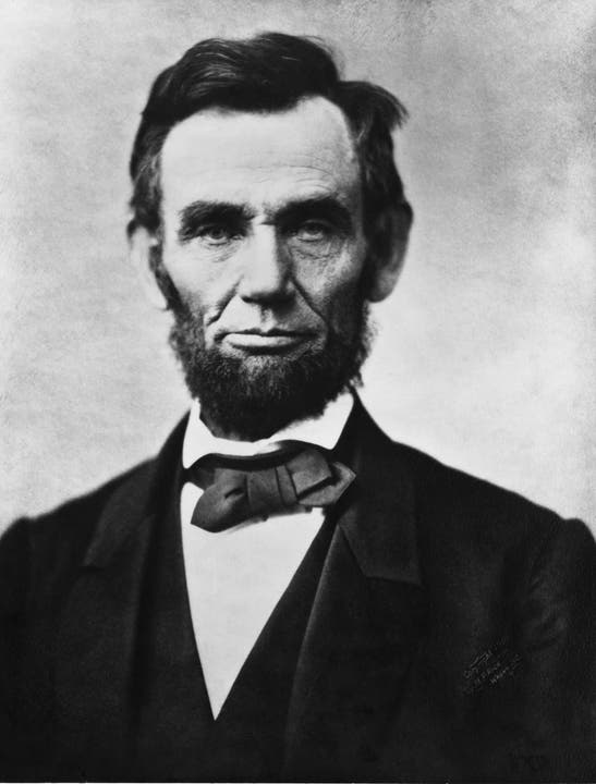 Abraham Lincoln (1861-1865) Seine Präsidentschaft ist durch den Bürgerkrieg mit den ehemaligen Südstaaten (Konföderierten) geprägt. Lincoln führt die Nordstaaten zum Sieg und schafft die Sklaverei auf dem Boden der Vereinigten Staaten ab. Kurz nach seiner erfolgreichen Wiederwahl wird er von einem Sympathisanten der Südstaaten während einer Theatervorstellung erschossen. Lincoln ist damit der erste US-Präsident, der während seiner Zeit im Amt ermordet wird. Bis heute gilt seine Präsidentschaft als eine der bedeutendsten, da er die Spaltung von Nord und Süd verhinderte und die Sklaverei abschaffte.