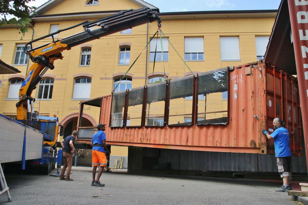 Langsam bringt der Kran den Container an den richtigen Standort. Fantoche Container 2016 wird aufgebaut Stanzerei Merker Areal