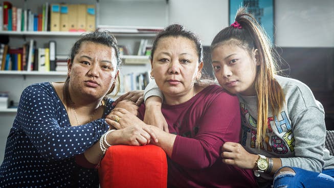 Mutter Tenzin Damdul Tsang (Mitte) hat eine Aufnahmebewilligung – ihre Töchter Tenzin Tsokyi (links) und Kunga Chime (rechts) hätten vergangenen Montag nach Italien ausreisen müssen.