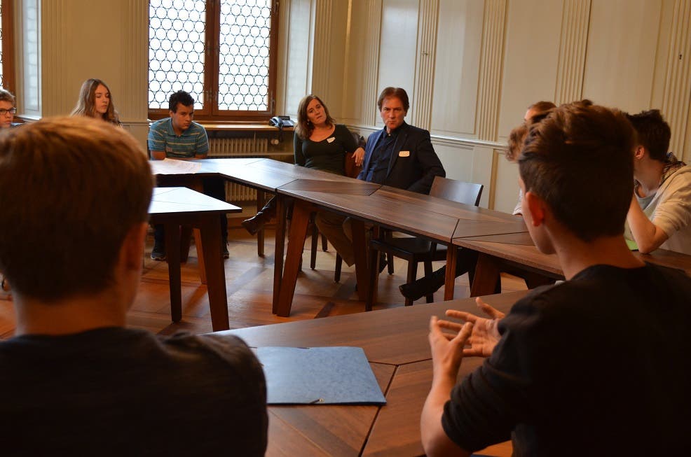 Jugendliche diskutieren mit Kantonsrat Hubert Bläsi und Kantonsrätin Franziska Roth über Frühenglisch.