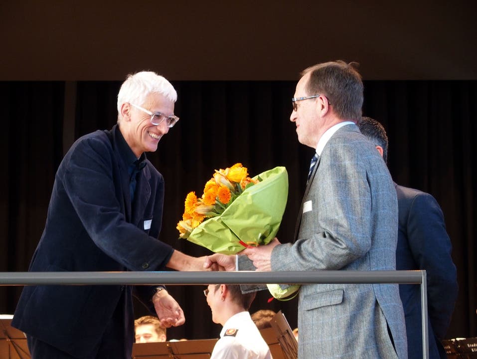 Architekt Adrian Froelich bedankt sich bei Gemeinderat Felix Lang mit Blumen für die gute Zusammenarbeit (Bild ub)