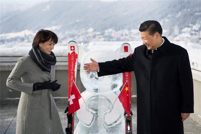 Doris Leuthard und Xi Jinping gestern in Davos vor winterlicher Kulisse.GILLIERON/Key
