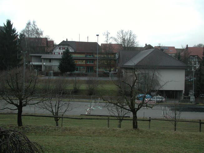 Schulhaus und Mehrzweckhalle in Aetigkofen im Jahr 2002.
