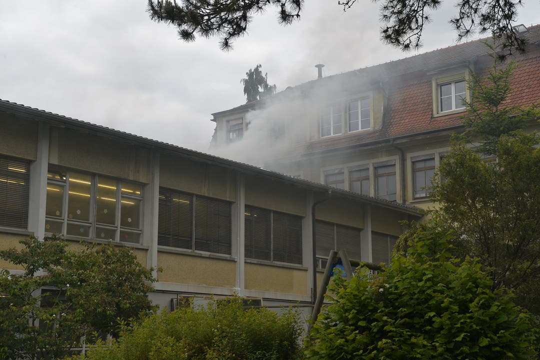 Rauch steigt aus dem Anbau des alten Fabrikgebäudes der ehemaligen Uhrenschalenfabrik Schmitz Frères