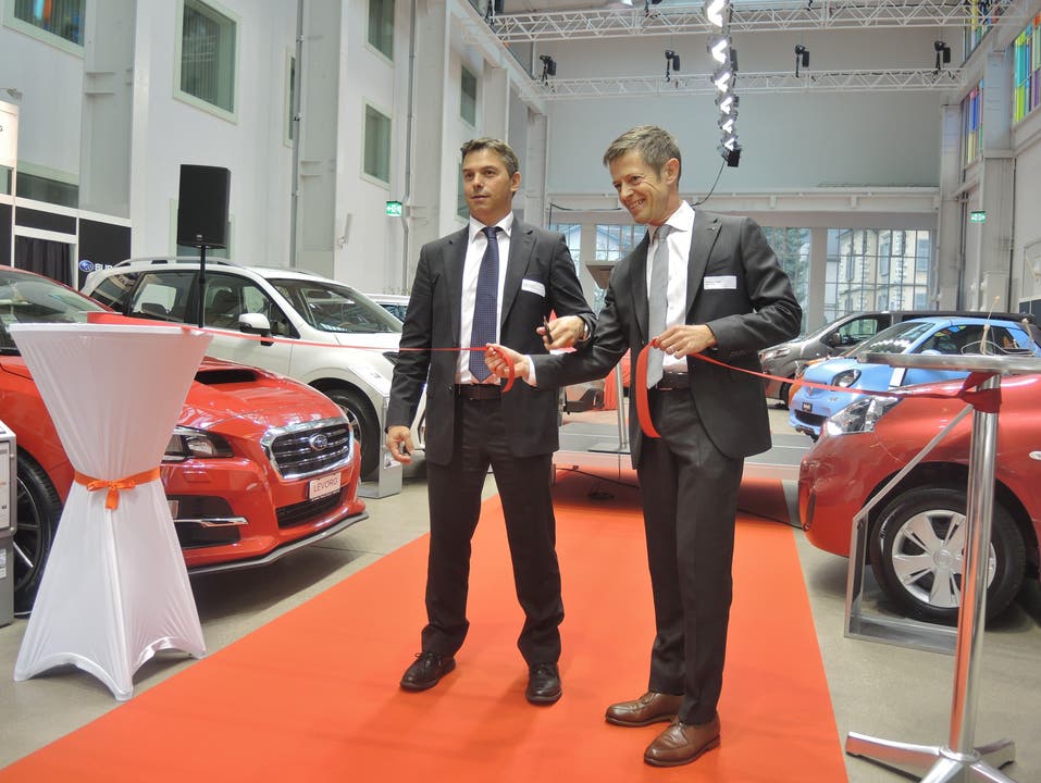 André Tinner, Vorstandsmitglied der AGVS Aargau, und Thomas Lütolf (r.), Leiter Standortmarketing, eröffneten mit dem traditionellen Bandschnitt die Auto-Ausstellung. (2)
