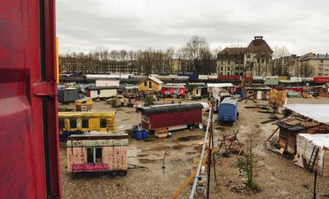 Der Wagenplatz ist durch die Hafenbahn vom Quartier getrennt – und soll einer Grünfläche weichen. Foto: Martin Töngi