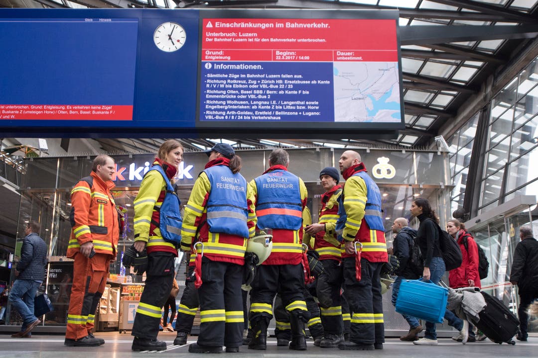 Rettungskräfte am Mittwoch in Luzern bei der Einsatzplanung.