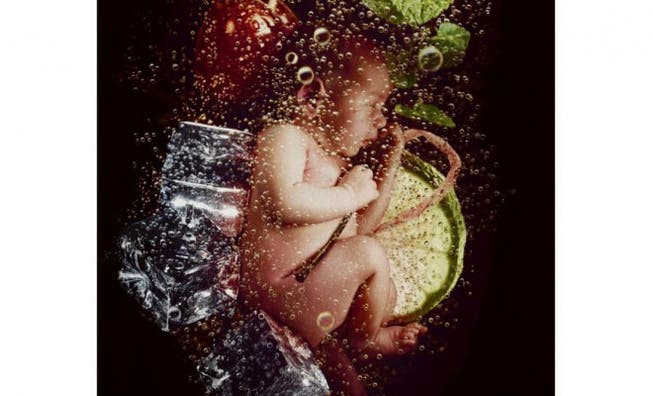 Rund 800 alkoholgeschädigte Babys kommen in der Schweiz jährlich zur Welt (Bild einer internationalen Sensibilisierungs-Kampagne). Foto: Erik Ravelo/tooyoungtodrink.org