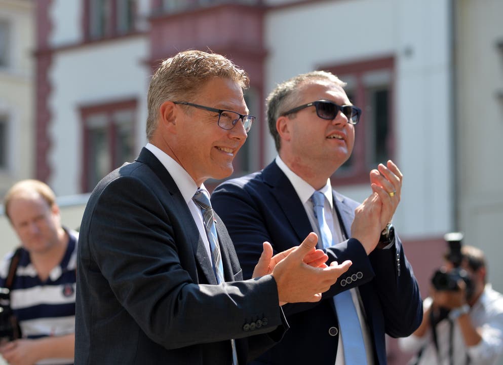 Die Regierungsräte Roland Fürst und remo Ankli applaudieren BBZ-Direktor Rolf Schütz.