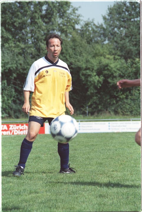 Beim FC Kölliken fand René Zuflucht, wenn der Stiefvater trank und Mama schlug. Er wurde Captain und Platzwart. Fussball spielt er bis heute, mit seiner Firmenmannschaft «DJ Bobo Team».
