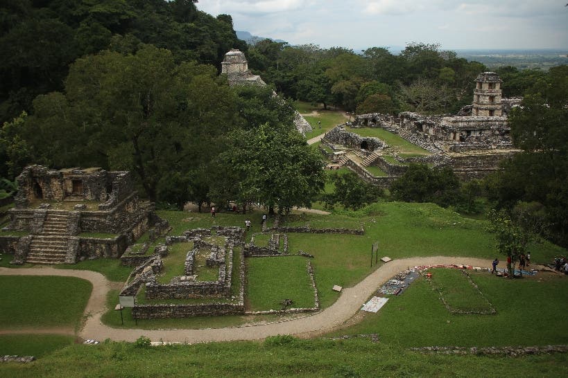 Die ersten Spuren der Besiedelung lassen sich im 4. Jahrhundert nachweisen. Im 6. Jahrhundert entwickelte sich Palenque zu einer lokalen Grossmacht.