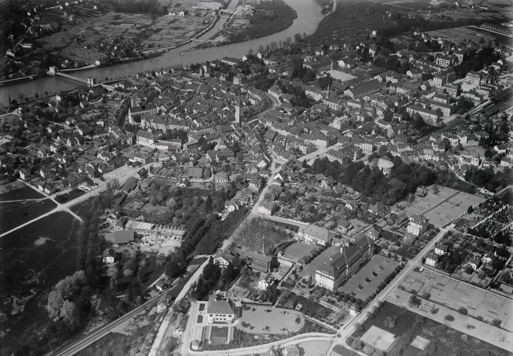 Luftaufnahme 1919 Das grosse Gebäude unten rechts ist das Zelglischulhaus.