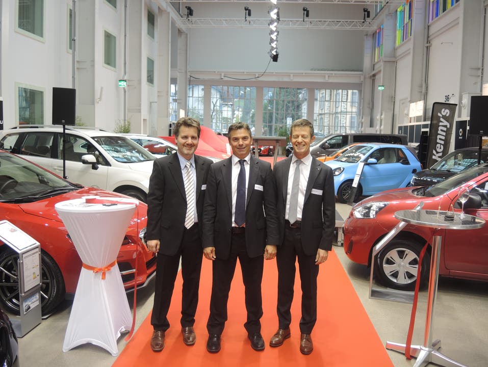 Chris Regez, Messeleiter (l.), André Tinner (m.), Vorstandsmitglied der AGVS Aargau, und Thomas Lütolf (r.), Leiter Standortmarketing, eröffneten mit dem traditionellen Bandschnitt die Auto-Ausstellung. (2)