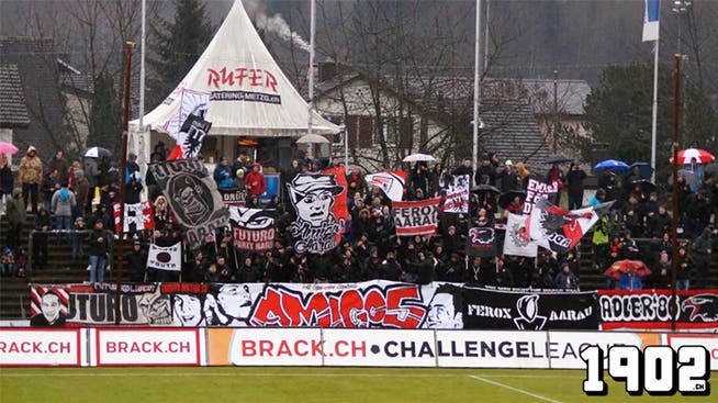 So kennt man sie: Die treuen Anhänger des FC Aarau unterstützen ihren Klub auch mitten im Winter auf dem Brügglifeld. ZVG