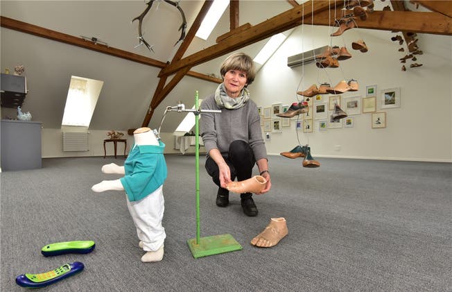 Neuer Ausstellungsraum an der Ringstrasse 39: Kunstvereinspräsidentin Gabriele Bono mit Installation «Evolutions» des Solothurner Künstlers Fritz Breiter.