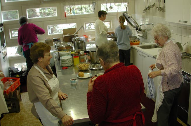 Vorbereitungen für den Suppentag im Zwinglihaus im Jahr 2003.
