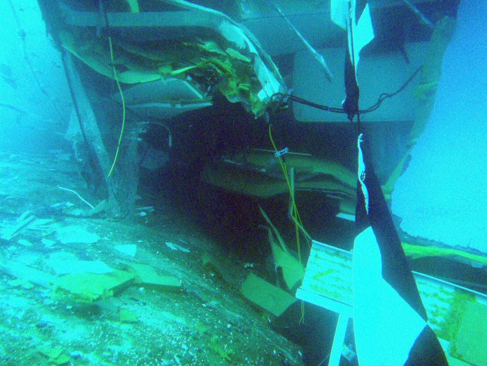 20. Januar 2012: Die Regierung ruft für die Umgebung den Notstand aus, das havarierte Schiff sei eine Gefahr für die Umwelt.