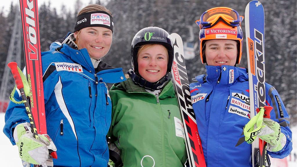 1. April 2007 - In St. Moritz finden an diesem Tag die Schweizer Juniorenmeisterschaften im Super-G statt. Lara Gut (m.) belegt Rang zwei hinter der Deutschen Viktoria Rebensburg. Im Alter von 15 Jahren, 11 Monaten und 5 Tagen wird Lara Gut also Nachwuchsmeisterin. Nur Insider nehmen es wahr.