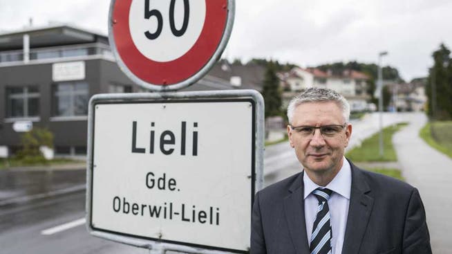 Andreas Glarner vor der Ortstafel seiner Gemeinde Oberwil-Lieli.
