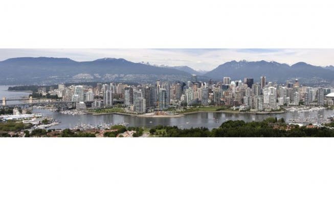Vancouvers imposante Skyline mit den Coast Mountains im Hintergrund. Foto: Thinkstock
