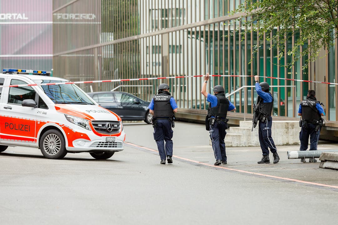 Bei der Berufsschule Baden BBB steht ein Grossaufgebot der Kantonspolizei Aargau. Der Grund ist vermutlich eine Amok-Drohung. Alle Anwesenden werden danach in die Halle des "Werkk" evakuiert und dürfen die Sperrzone über zwei Stunden lang nicht verlassen.