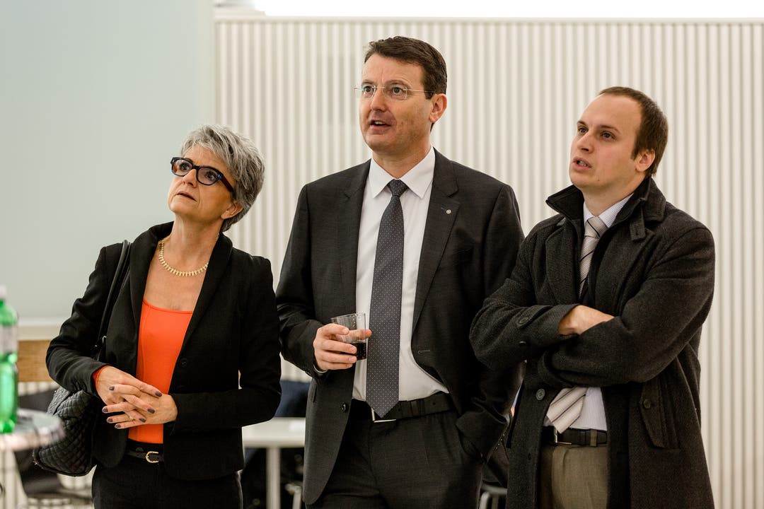 BDP-Regierungsratskandidatin Maya Bally Frehner, der Aargauer SVP-Parteipräsident Thomas Burgherr und Politologe Urs Vögeli sehen sich die neusten Ergebnisse der Regierungsratswahlen an.