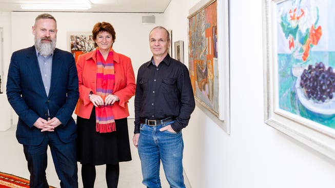 Vizeammann Antoinette Eckert sowie Galerie-Leiter Rudolf Velhagen (links) und Kultursekretär Hansueli Trüb bei der Präsentation der Kunstwerke des Legats Karl und Theresia Ricklin.