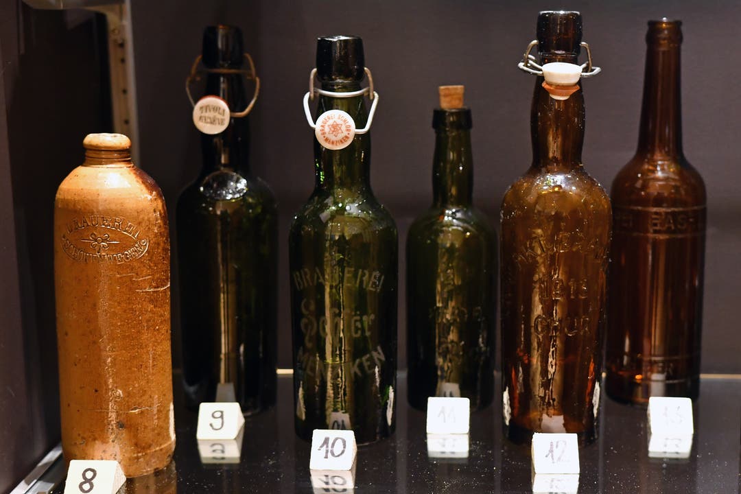 Diese Bierflaschen sind teils über 100-jährig. Die ersten Bierflaschen waren nicht aus Glas, sondern aus Ton (Nr. 8, links)
