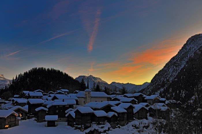 Abendlicher Blick auf das verschneite Dorf Blatten im Kanton Wallis.