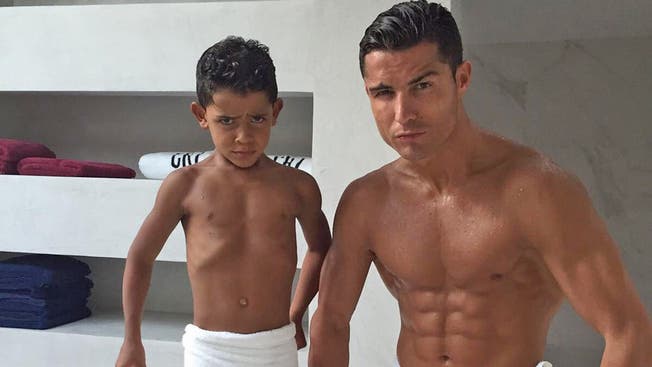 Cristiano Ronaldo posiert mit seinem Sohn im Badezimmer: Der private Schnappschuss begeistert weltweit über sechs Millionen Menschen.