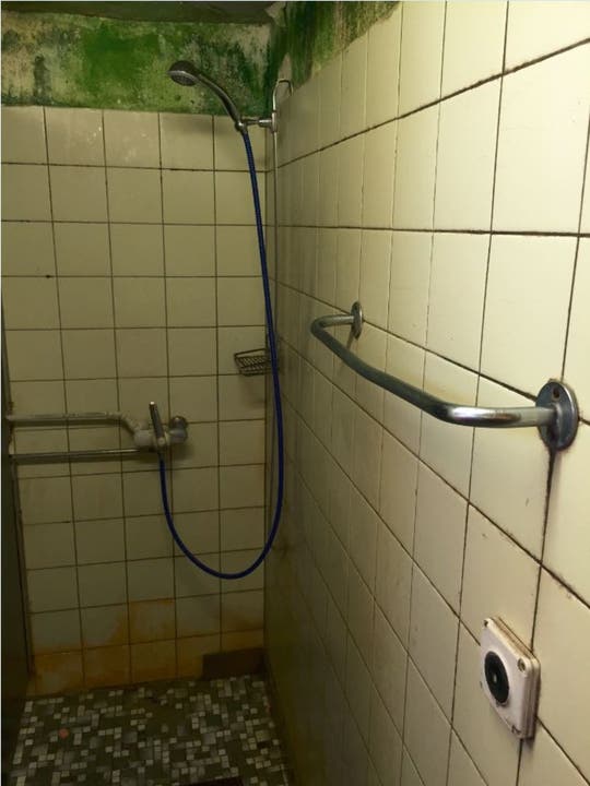 Zwei schimmelnde Duschen sind für 38 Männer gedacht