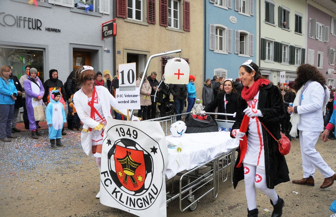 "FC-Klingnau-Veterane werdet immer älter": Die städtischen Fussballer haben gleich ein Spitalbett mitgebracht.